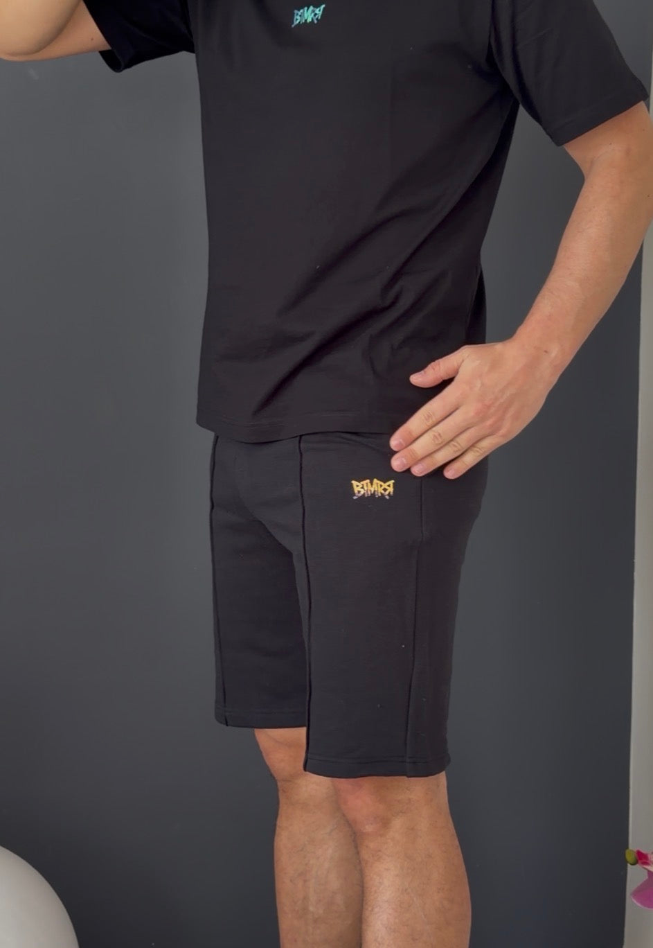 short logo relief (noir)